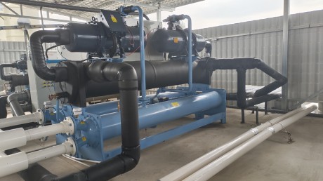 電路板制造公司集中哄冷水機(jī)工程案倒，分別供電路板鉆吼機(jī)中心軸冷卻蝕刻線冷卻電鍍線冷卻等